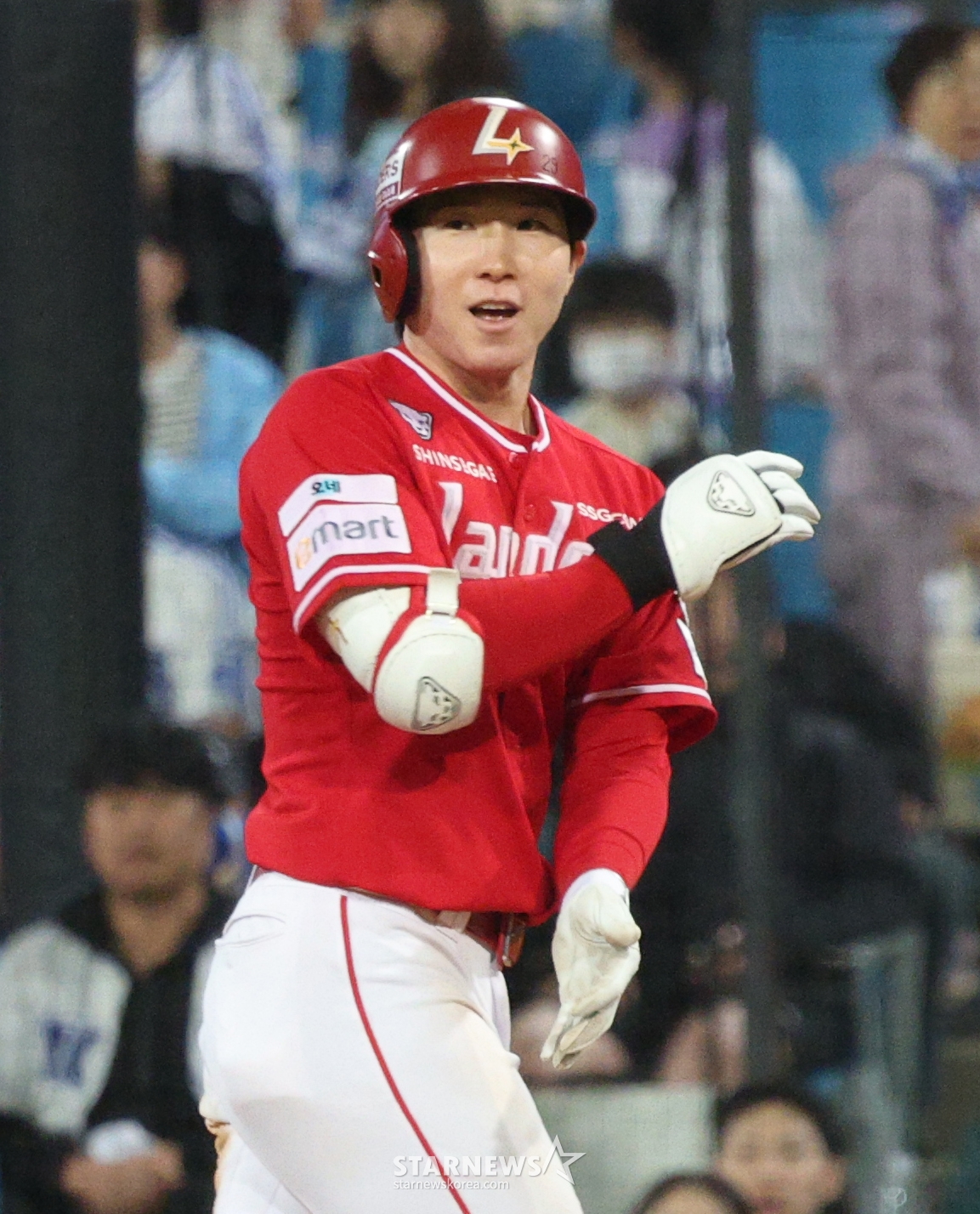 '세상에 없던 리드오프' SSG 박성한, '홈런 1개인데' 타격 6관왕 정조준... 'KBO 44년 역사 새로 썼다'