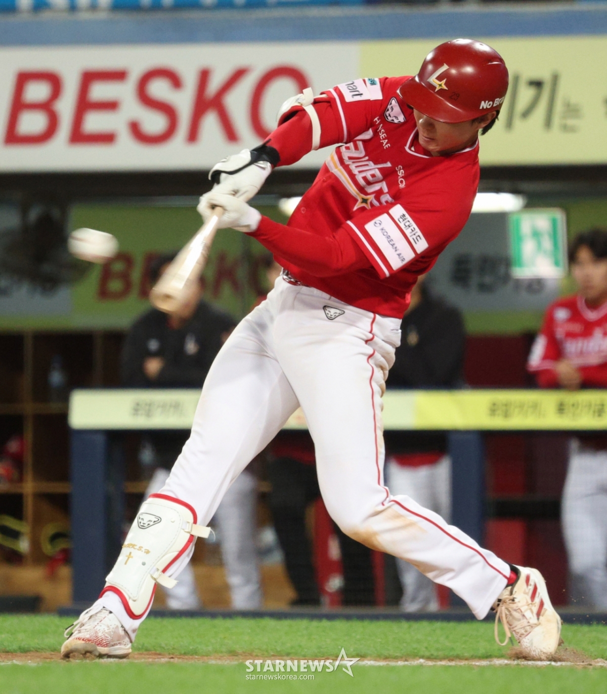 SSGランダースのパク·ソンハンが21日、大邱三星ライオンズパークで行われた三星ライオンズと2026新韓SOLKBOリーグ訪問試合で、7回表に安打を放っている。 /写真=キム·ジンギョン待機者