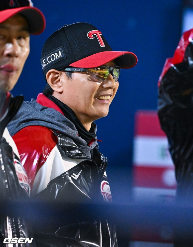 21日，LG双子队主教练廉京烨在与韩华鹰队的主场比赛中获胜后，露出了灿烂的笑容。 