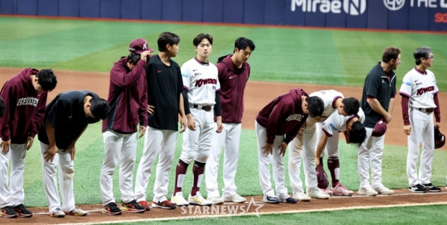 Kiwoom players greeting fans immediately after the victory. /Photo=Senior Reporter Kang Young-jo
