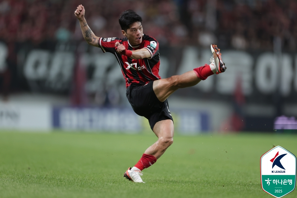 チェ·ジュンがキックを試みている。 /写真=韓国プロサッカー連盟提供