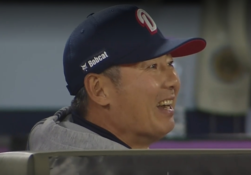 斗山（トゥサン）の金ウォンヒョン監督が、朴ジフンのチェックスイング判定が覆されると、笑みを浮かべている。 /写真=中継画面キャプチャー