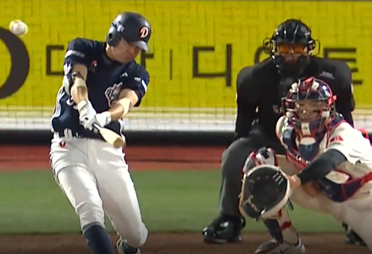 斗山（トゥサン）の鄭守彬（チョン·スビン、左）がロッテの朴ジョンミンから3点本塁打を放っている。 /写真=中継画面キャプチャー