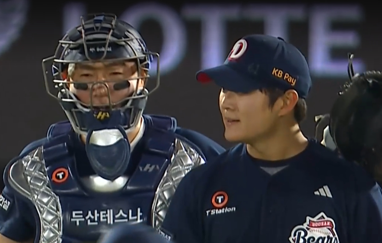 勝利後、話を交わす斗山（トゥサン）の捕手ヤン·ウィジ（左）と抑えの金テギョン。 /写真=中継画面キャプチャー