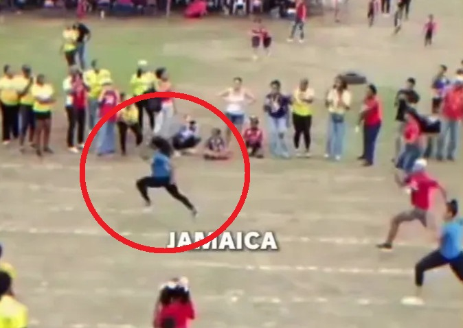 Ширли и Фрейзер Прайс играют роль сына на школьном мероприятии. /Фото = Больше солнца в муравейнике