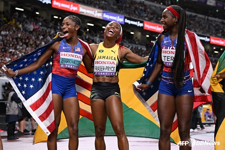 Ширли и Фрейзер Прайс ярко улыбаются, завоевав серебряную медаль в эстафете 4×100 метров на чемпионате мира по лёгкой атлетике 2025 года. /AFPBBNews =Новости 1