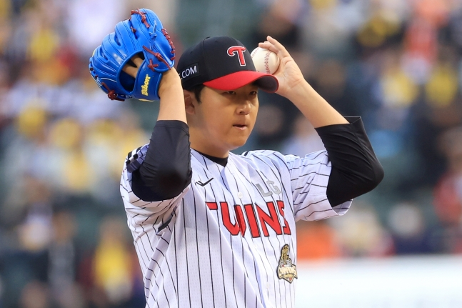 LG Twins Song Seung-gi đang chuẩn bị ném bóng trong trận đấu với Hanwha Eagle vào ngày 21. /Ảnh = LG Twins cung cấp