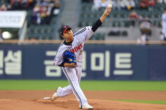 Song Seung-gi của LG Twins đang ném bóng ngược lại trong trận đấu với Hanwha Eagle vào ngày 21. /Ảnh = LG Twins cung cấp