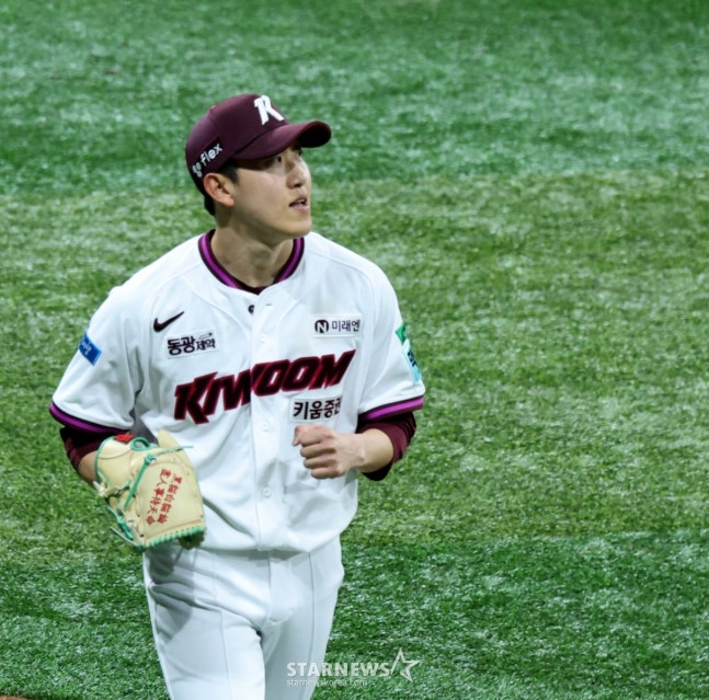 Oh Seok-joo / Ảnh = Phóng viên cao cấp Kang Young-jo đi xuống từ gò đất sau khi hoàn thành vai trò của mình.