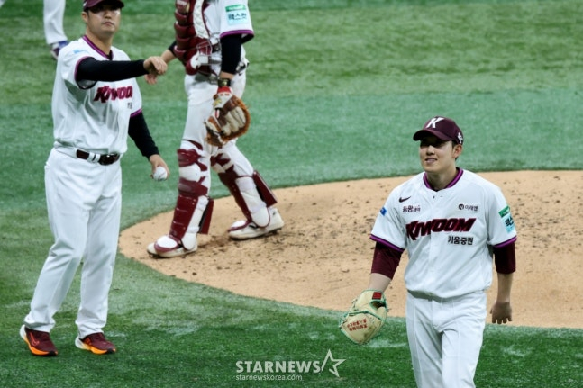 Oh Seok-joo (phải) đang được thay thế bởi Won Jong-hyun. /Ảnh = Phóng viên cao cấp Kang Young Jo