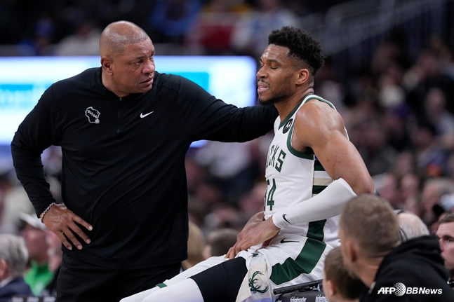 Coach Rivers (left) and Giannis. /AFPBBNews=NEWS1