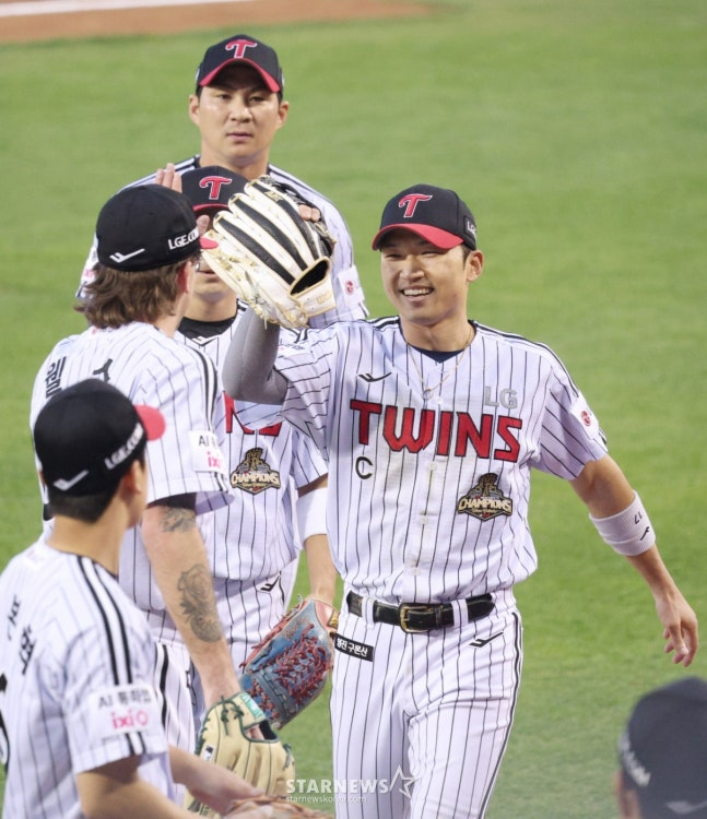 Park Hae-min (right) enters the dugout to the cheers of his teammates. /Photo=StarNews
