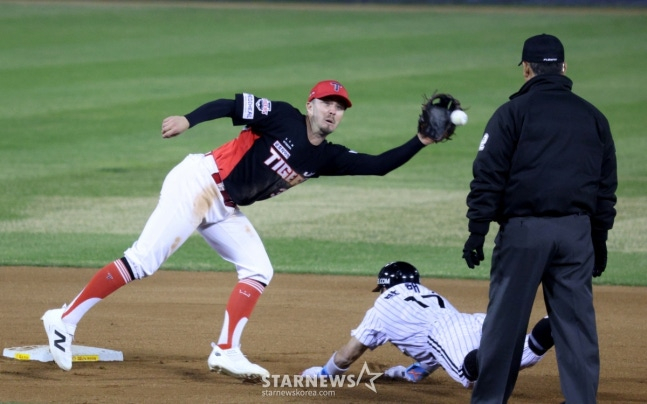 Park Hae-min (center) successfully steals second base. /Photo=StarNews