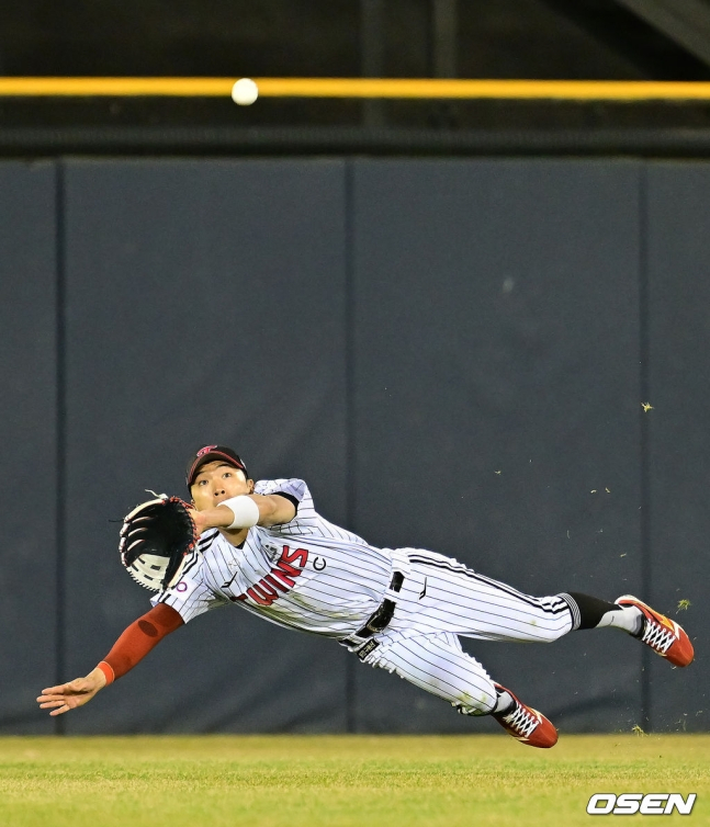 Center fielder Park Hae-min dives to catch a hit ball. /Photo=StarNews