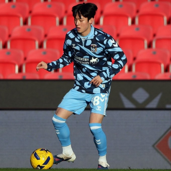Yang Min Hyuk đang khởi động trước trận đấu. Ảnh = Cap màn hình SNS chính thức của Coventry City