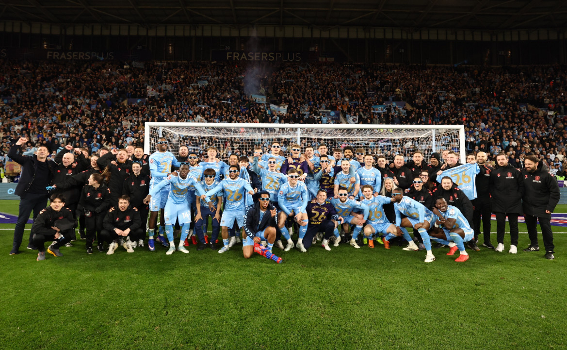 Các cầu thủ Coventry City đang tận hưởng niềm vui vô địch. Ảnh = Cap màn hình SNS chính thức của Coventry City