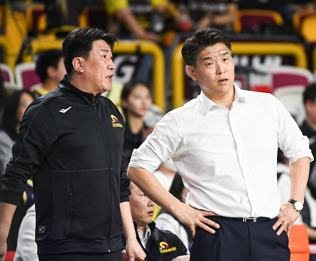 Huấn luyện viên Lim Jae-hyun (trái), được đánh giá là trợ lý tốt cho huấn luyện viên Cho Sang-hyun. /Ảnh = KBL