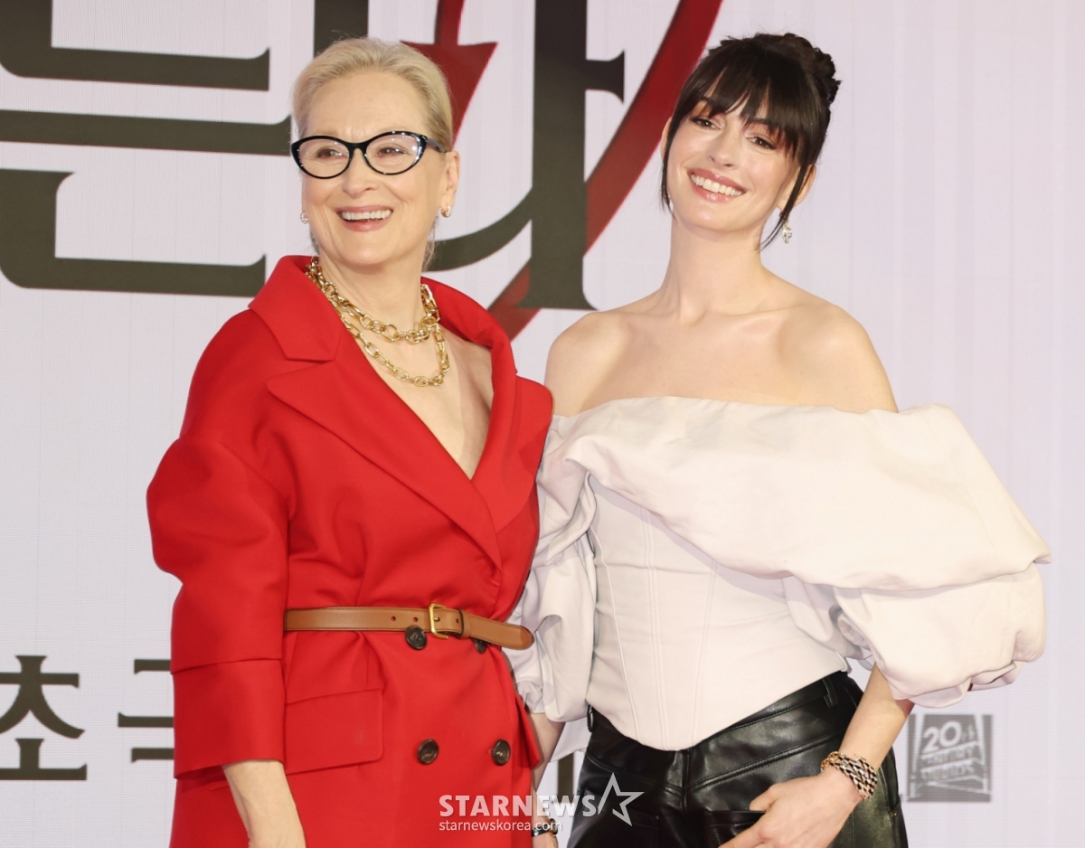 Actresses Meryl Streep and Anne Hathaway posed at a press conference held at the Four Seasons Hotel in Jongno-gu, Seoul, on the morning of the 8th for the Korean visit of the film 'The Devil Wears Prada 2'. The film 'The Devil Wears Prada 2', which tells the story of legendary fashion magazine 'Runway' editor-in-chief 'Miranda' and 'Andy', who returns as a planning editor after 20 years, reuniting with 'Emily', now an executive at a luxury brand, and risking her entire career to regain control of the fashion world amidst a completely changed media environment, will be released on the 29th. /2026.04.08 /Photo=Lee Dong-hoon photoguy@
