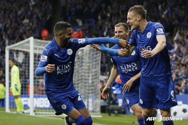 Riyadh Marrez (trái) và Jamie Body (phải) dẫn dắt câu chuyện cổ tích vô địch EPL của Leicester City. /AFPBBNews = Tin tức 1