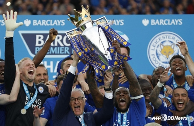 Vào ngày 7 tháng 5 năm 2016 (giờ Hàn Quốc), huấn luyện viên Claudio Ranieri vui mừng cầm cúp EPL và các cầu thủ Lecity City. /AFPBBNews = Tin tức 1