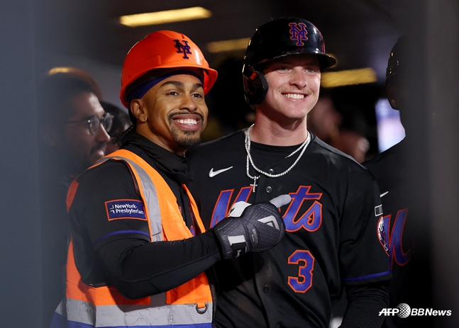 Lindor (left) and Carson Benge performing a ceremony after hitting a home run. /AFPBBNews=NEWS1