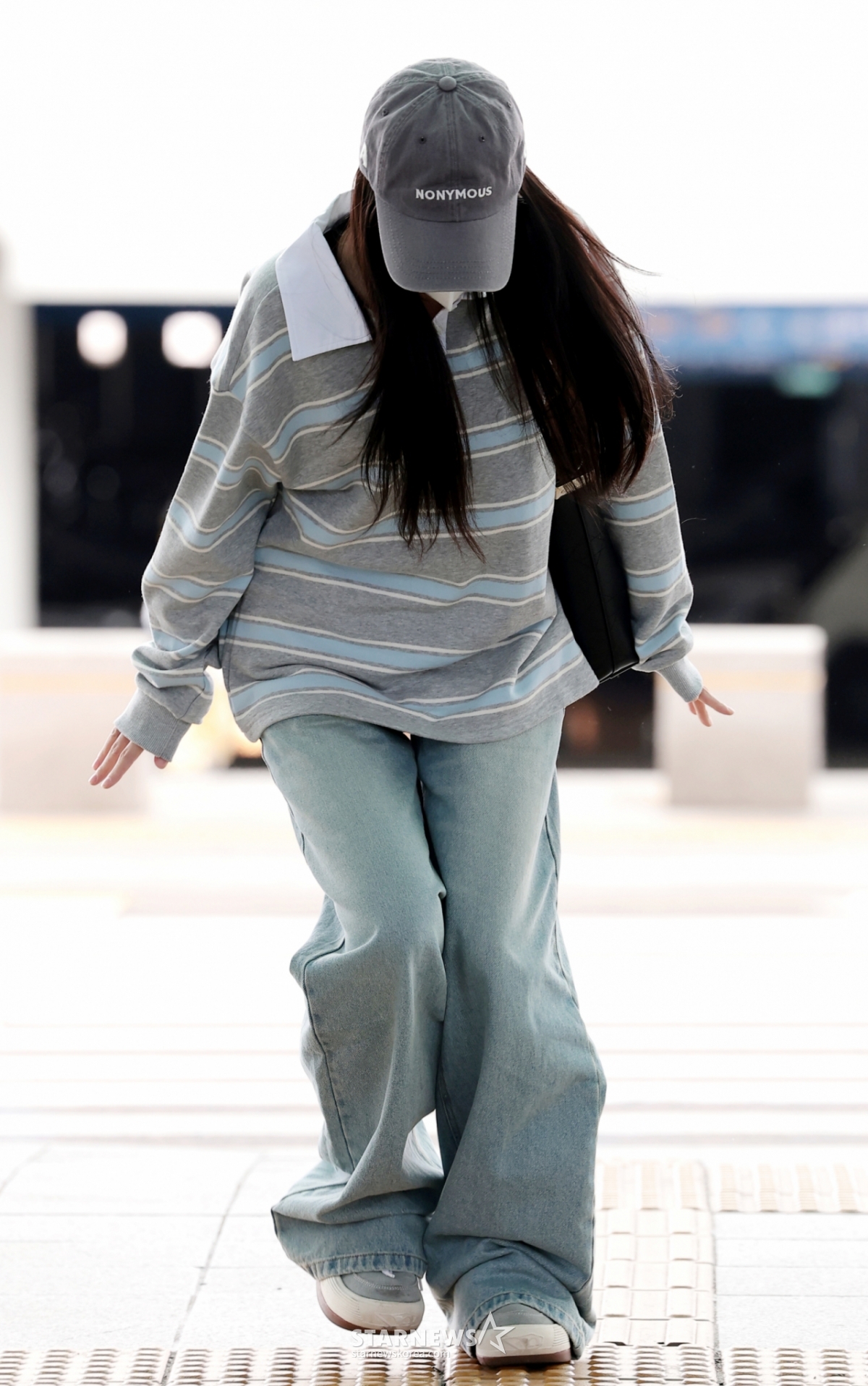 （仁川空港=ニュース1）クォン·ヒョンジン記者=BLACKPINK指数が海外日程のために22日午前、仁川国際空港を通じてフランス·パリに出国しながら挨拶をしている。 2026.4.22/ニュース1 Copyright © ニュース1. All rights reserved. 無断転載及び再配布、AI学習利用禁止。 /写真=（仁川空港=ニュース1）クォン·ヒョンジン記者