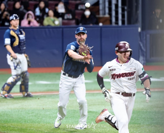 Дэвидсон играет в обороне в матче Кивума 21-го числа. /Фото = Старший репортер Кан Ён Чжо