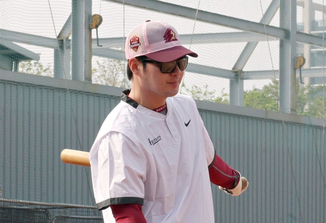 Coach Park Byung-ho during spring training in January. / Photo by Kiwoom Heroes