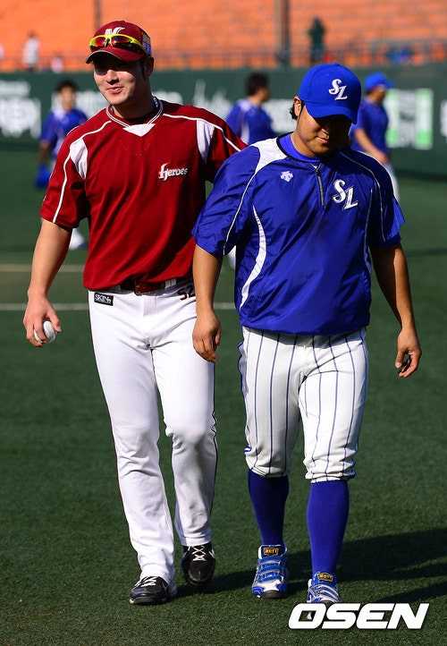 Park Byung-ho (left) and Park Seok-min during their playing days.