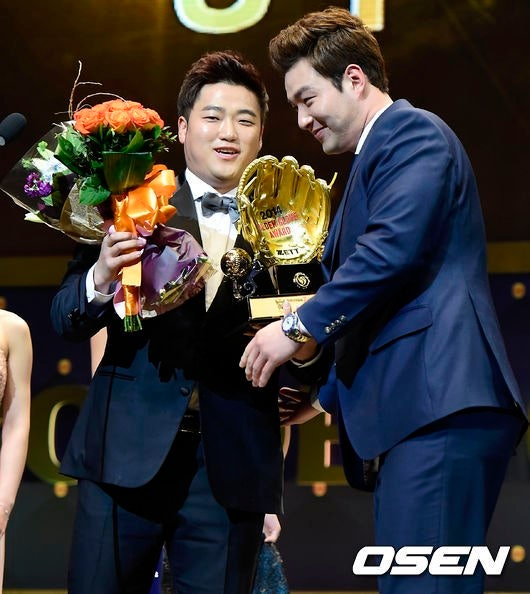 Park Byung-ho congratulating Park Seok-min (left) at the Golden Glove Awards ceremony after the 2014 season.