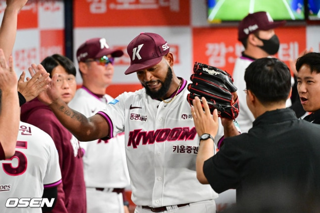 Alcantara (center) celebrating.