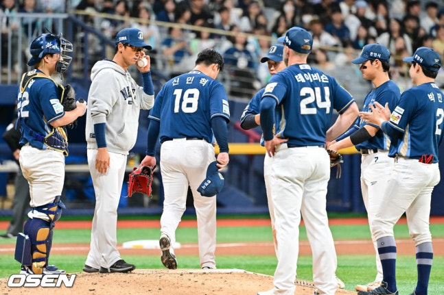 NC starter Shin Min-hyuk (center) leaving the mound in the 6th inning.