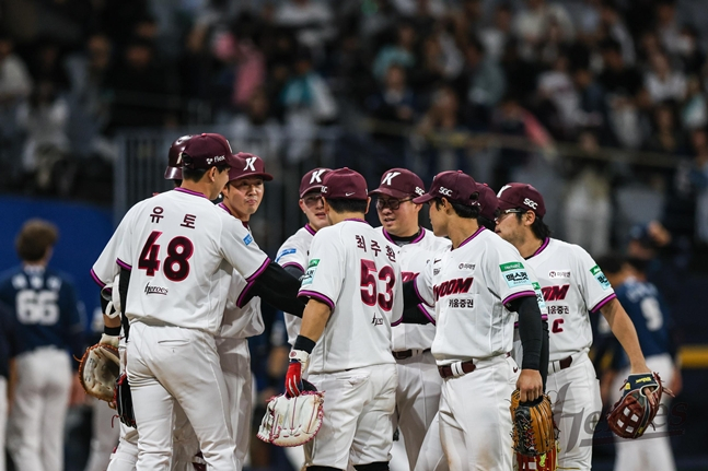 Đoàn vận động viên Kirum đang chia sẻ niềm vui sau khi kết thúc trận đấu vào ngày 22. /Ảnh = Anh hùng nuôi dưỡng