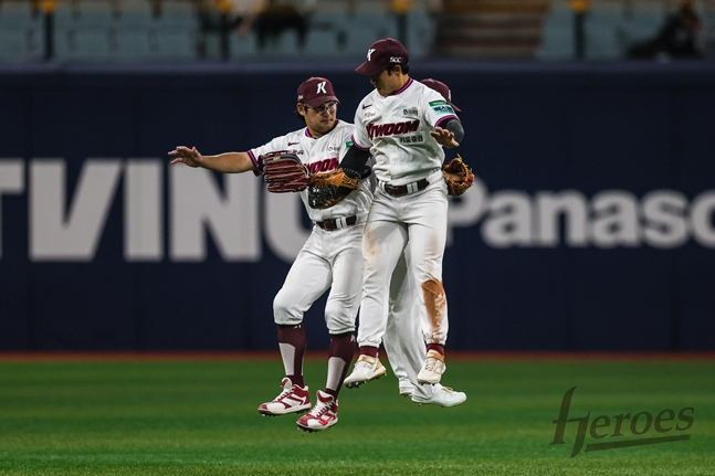 Các cầu thủ sân ngoài vui mừng sau khi đạt được 3 chiến thắng liên tiếp. /Ảnh = Anh hùng nuôi dưỡng