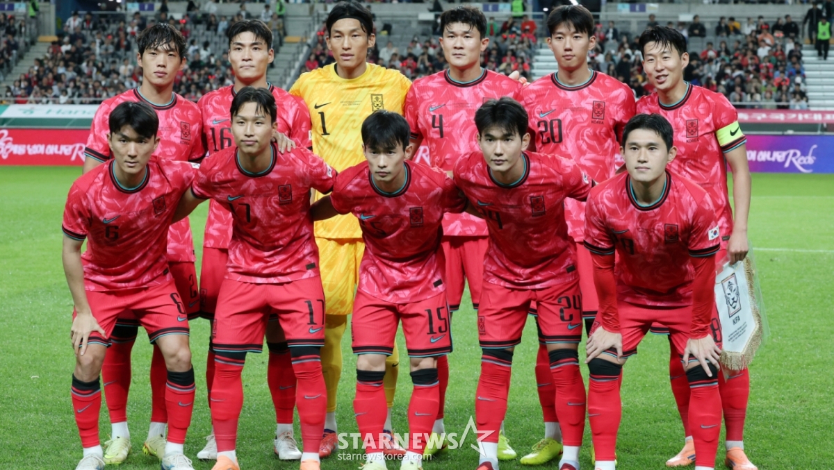 The South Korean national football team's best 11 poses for a commemorative photo ahead of last October's match against Paraguay. /Photo=Kim Jin-kyung, Correspondent