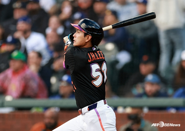 Lee Jung Hoo đánh một cú đánh trúng bóng trong trận Dodgers ngày 22. /AFPBBNews = News 1