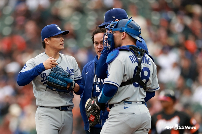 Dalton Rushing (phải) nói chuyện với Yamamoto Yoshinobu. /AFPBBNews = Tin tức 1