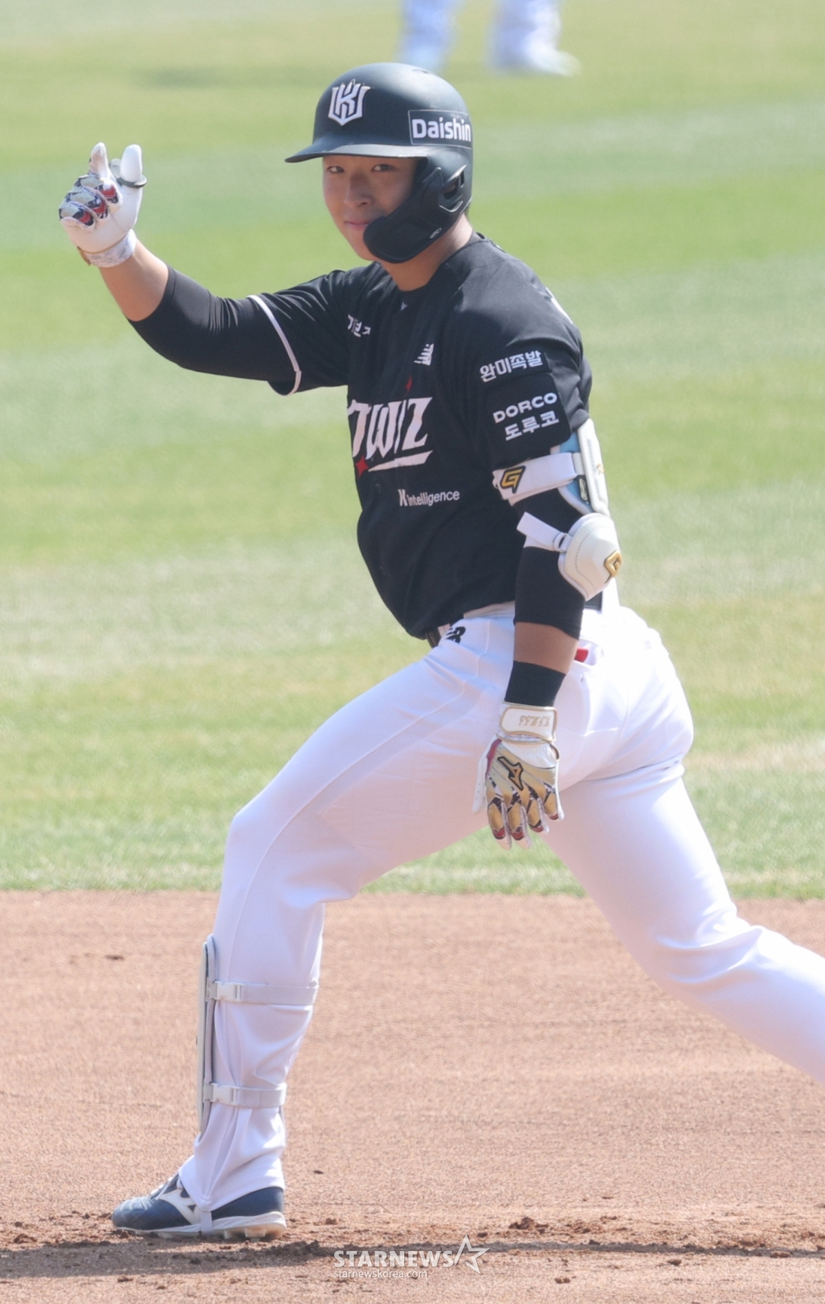 28日，2026新韩SOL Bank KBO联赛正式揭幕战LG Twins对KT Wiz的比赛在首尔蚕室棒球场举行。  KT队的李康民在第1回合初在2人出局1、2垒有人的情况下，击出了一记2打点适时2垒打，出垒后正在欢呼。 =照片=金镇京。