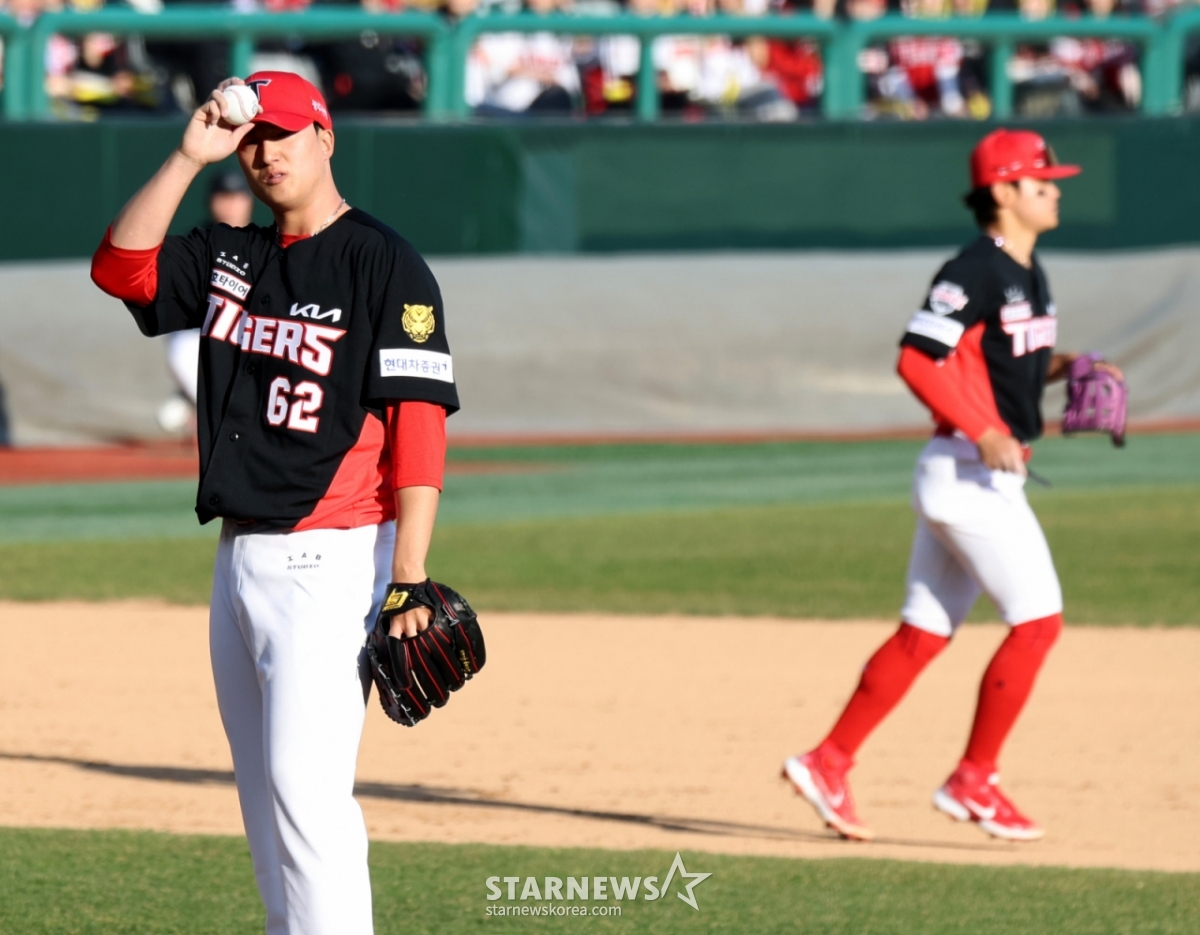 KIA Tigers closer Jung Hae-young (left) is being replaced in the bottom of the 9th inning with one out and a runner on first base during the 2026 KBO League opening game between SSG Landers and KIA Tigers at Incheon SSG Landers Field on the 28th, 2026. /Photo=Senior Reporter Kang Young-jo