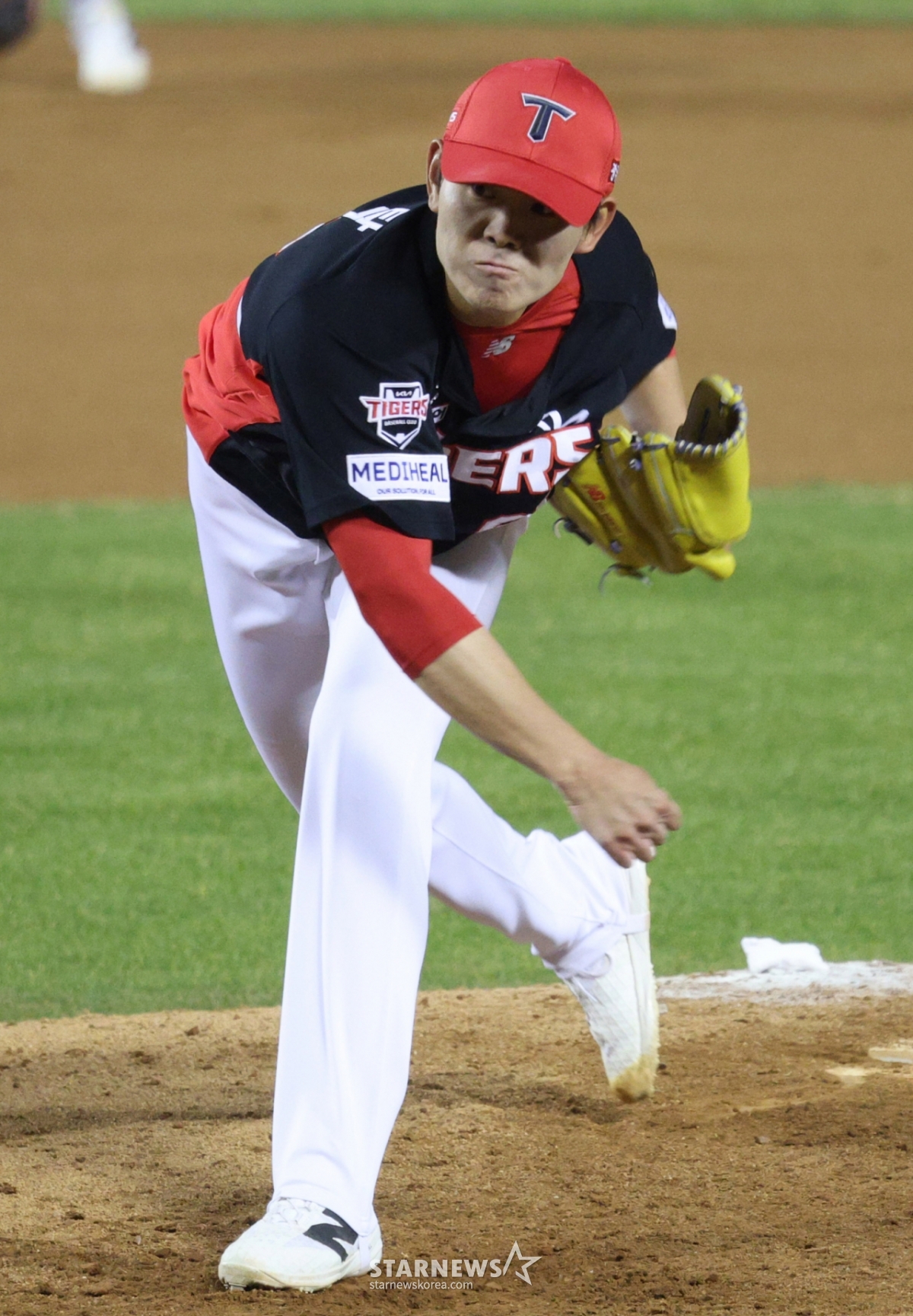 The 2026 Shinhan SOL KBO League game between LG Twins and KIA Tigers was held at Seoul Jamsil Baseball Stadium on the 2nd. KIA's Seong Young-tak is shown pitching. /Photo=Correspondent Kim Jin-kyung