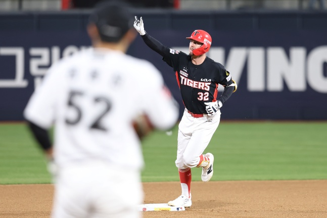 KIA's Dale rounds the bases after hitting a solo home run in the top of the 6th inning against KT on the 22nd. / Photo=KIA Tigers