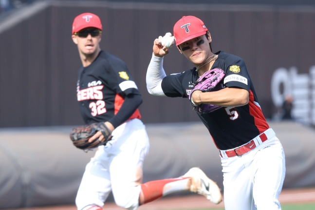 KIA's Kim Do-young (right) and Jered Deale. /Photo=KIA Tigers