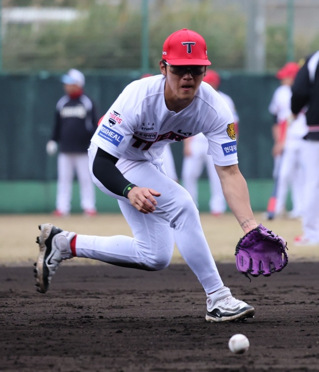 KIA's Kim Do-young is receiving defensive training. / Photo = KIA Tigers