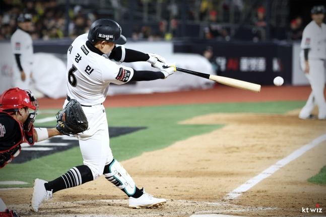 Vào ngày 22, Lee Kang Min của KT đã đánh đúng lúc 2 điểm đánh trái ở cuối hiệp thứ 7 của trận Suwon KIA. /Ảnh = Cung cấp KT Wiz
