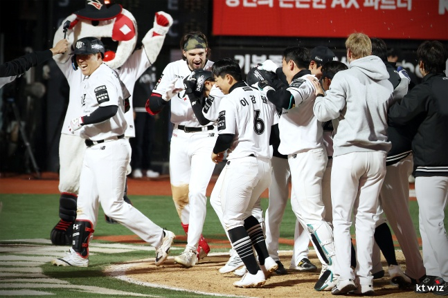 Kim Min Hyuk của KT đã nhận được lời chúc mừng sau khi đánh một cú solo vượt trội tại công ty vào cuối hiệp 11 của trận đấu với Suwon KT vào ngày 21. /Ảnh = Cung cấp KT Wiz