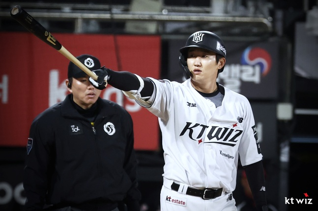 Kim Min-hyuk của KT đã đánh một cú solo vượt trội tại một công ty ở cuối hiệp 11 kéo dài trận đấu với Suwon KT vào ngày 21. /Ảnh = Cung cấp KT Wiz