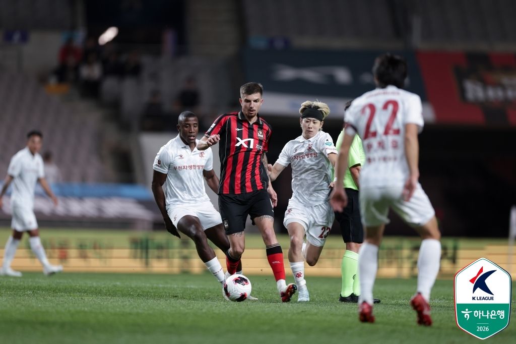 Kazu (on the right) in a challenge for the ball. /Photo=Korea Professional Football League provided