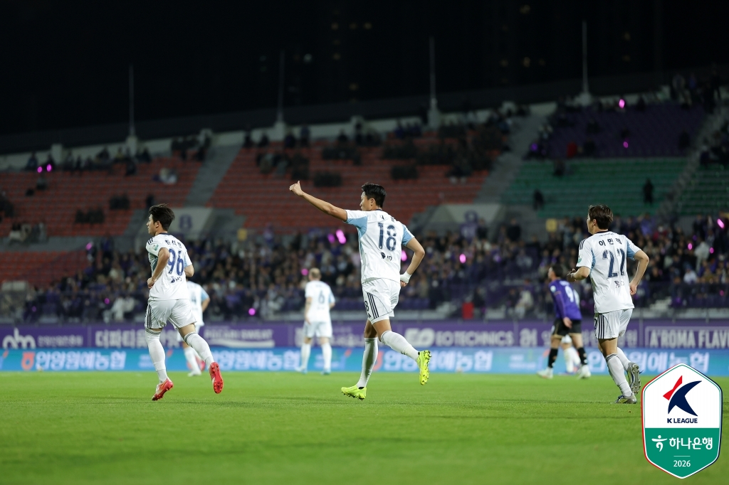蔚山（ウルサン）HDの許栗（ホ·ユル）が22日、安養（アンヤン）総合運動場で行われたFC安養（アンヤン）戦で後半37分、同点ゴールを決めた後、ゴールセレモニーをしている。 /写真=韓国プロサッカー連盟提供