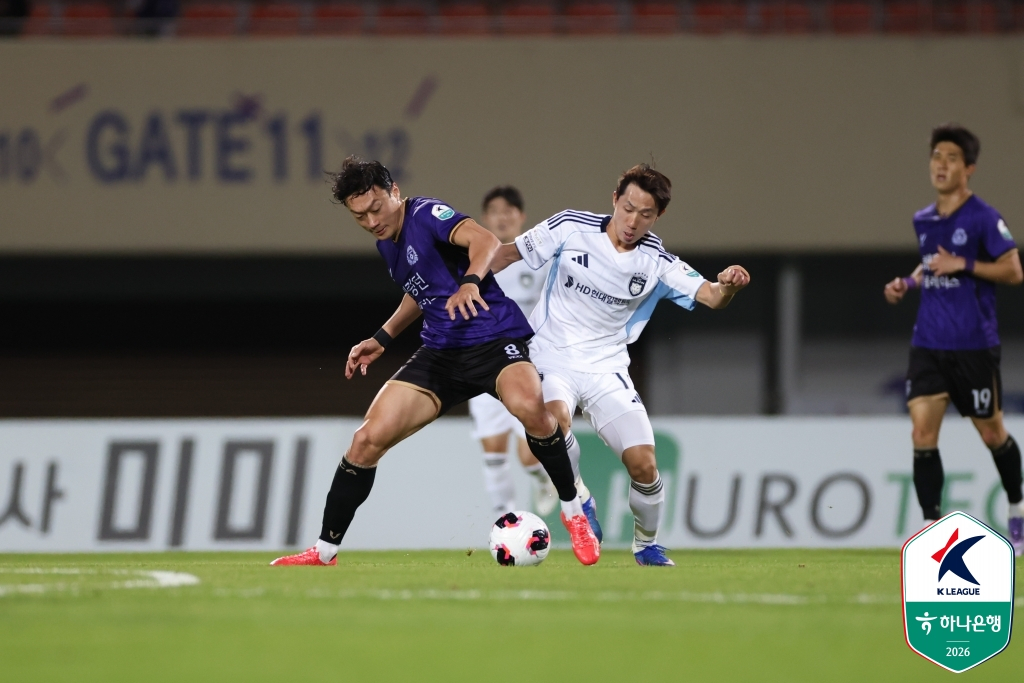 激しいボール争いを繰り広げているFC安養（アンヤン）の金ジョンヒョン（左）と蔚山（ウルサン）HDのカン·サンウ。 /写真=韓国プロサッカー連盟提供