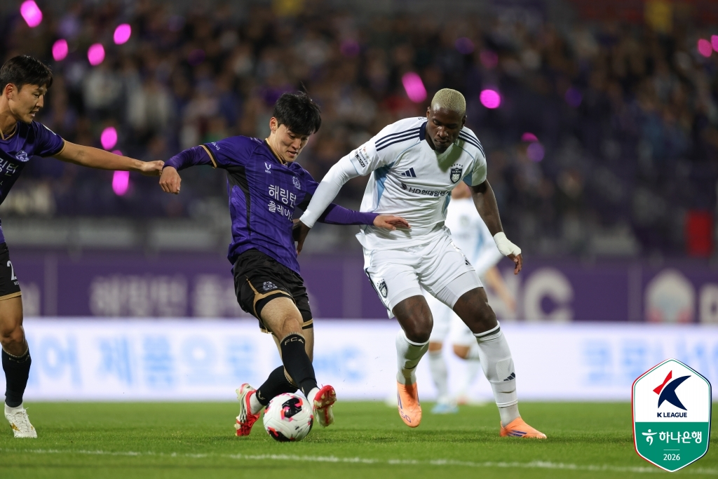 激しいボール争いを繰り広げているFC安養（アンヤン）の李テヒ（左）と蔚山（ウルサン）HDのマルカン。 /写真=韓国プロサッカー連盟提供